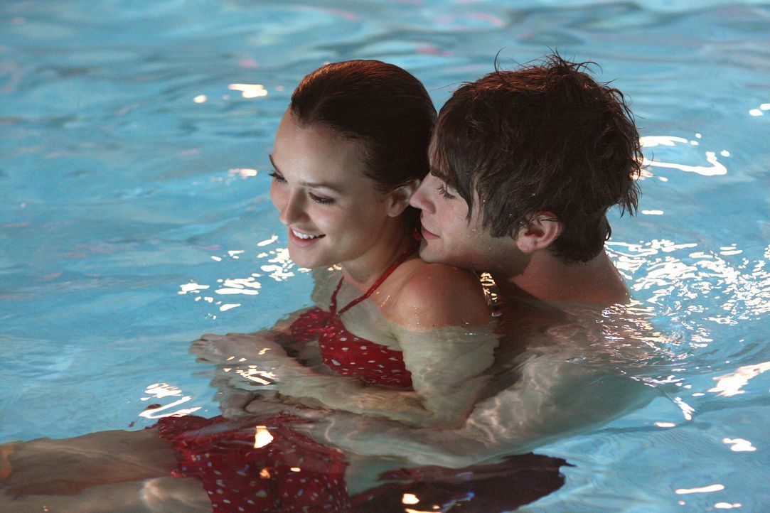 Auf der heimlichen Poolparty geht es wild zu: Blair (Leighton Meester, l.) und Nate (Chace Crawford, r.) genießen die heimliche Aktion ... - Bildquelle: Warner Brothers