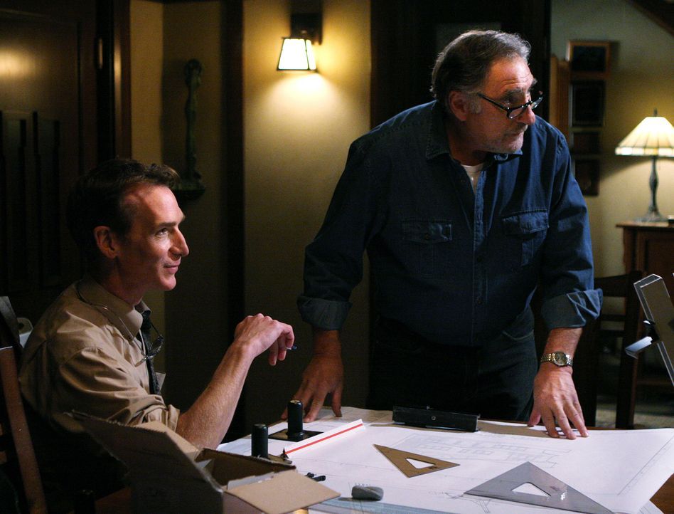 Während Don an einem neuen Fall arbeitet, plant Alan (Judd Hirsch, r.) mit Professor Waldie (Bill Nye, l.) die Umrüstung des Heizkessels .... - Bildquelle: Paramount Network Television