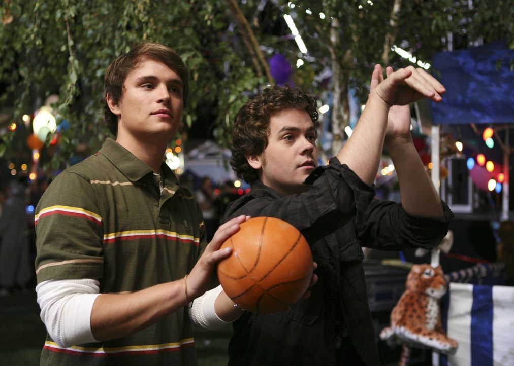 Haben Spaß am Jahrmarkt, der von den Verbindungen organisiert wurde: Heath (Zack Lively, l.) und Ben (Danny Weaver, r.) ... - Bildquelle: ABC Family