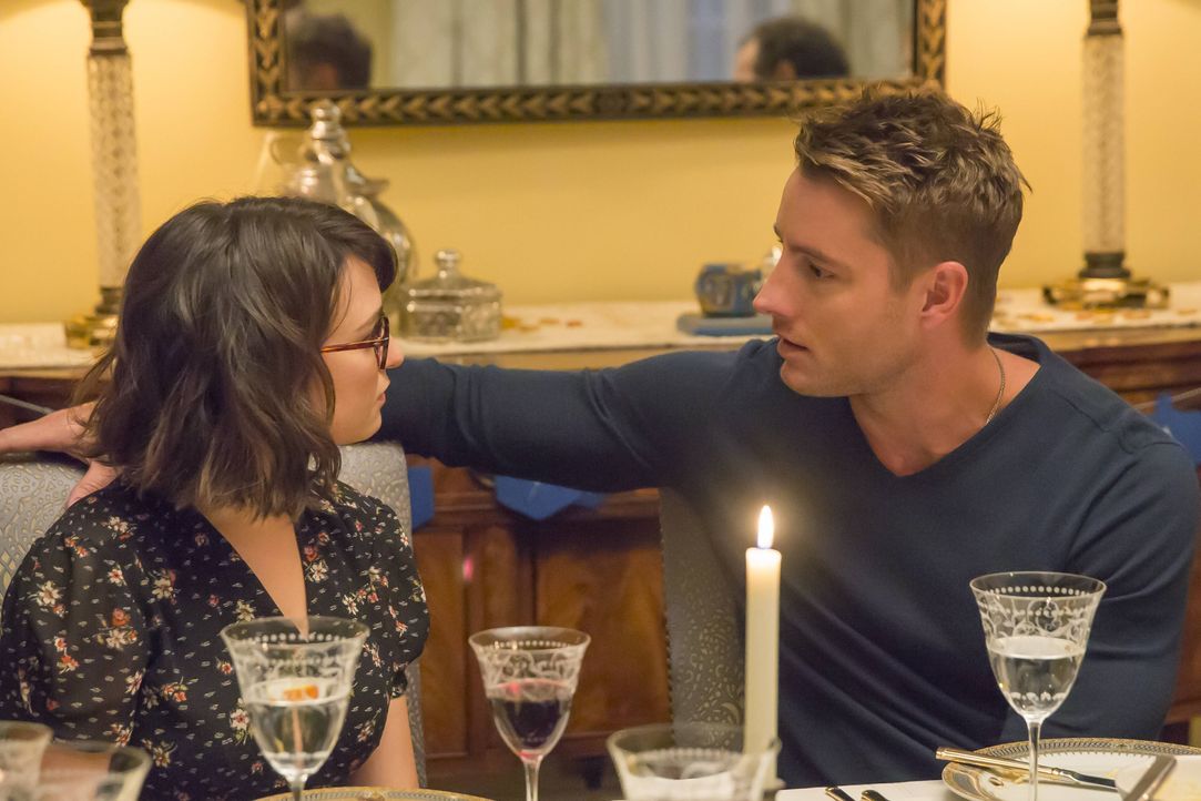 Während Kate ihre Operationspläne weiterverfolgt, muss Kevin (Justin Hartley, r.) als Fake-Freund mit zu einem Familienessen von Sloane  (Milana Vay... - Bildquelle: Ron Batzdorff © 2016-2017 Twentieth Century Fox Film Corporation.  All rights reserved. © 2017 NBCUniversal Media, LLC.  All rights reserved. / Ron Batzdorff