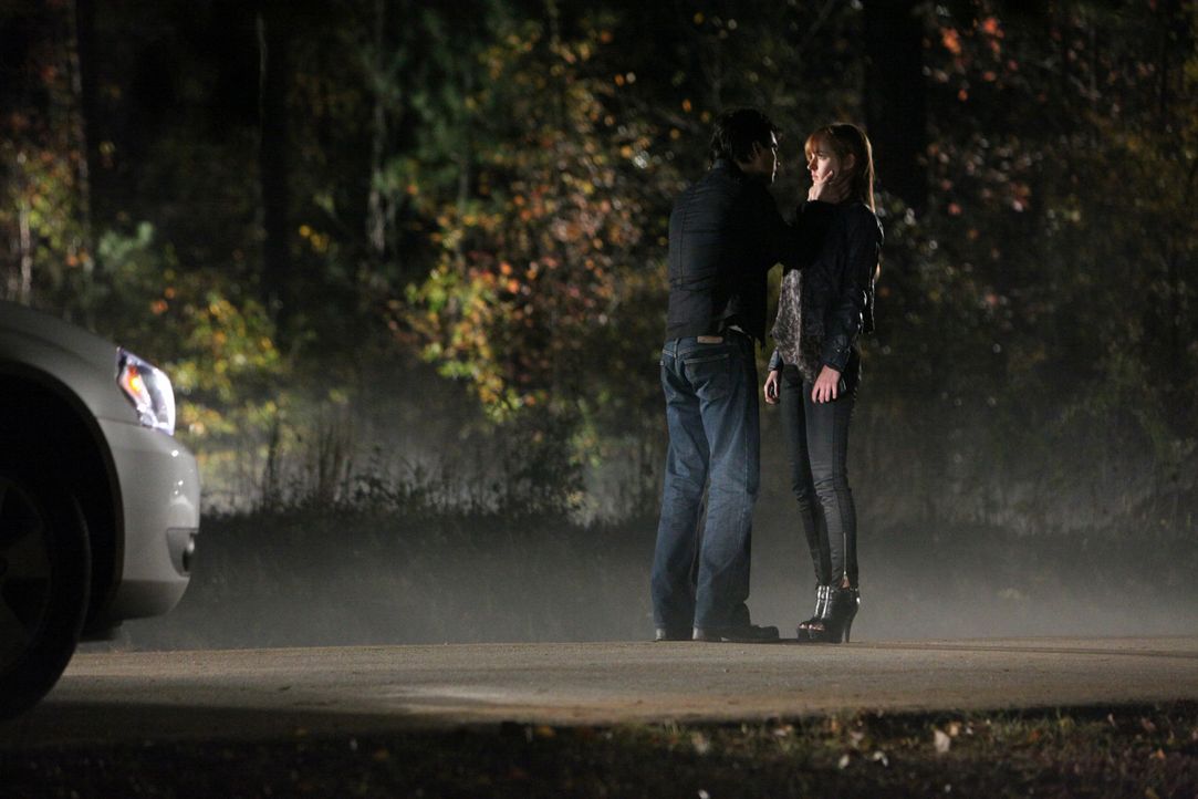 Wird Damon (Ian Somerhalder, l.) seine neue Gespielin Jessica (Ahna O'Reilly, r.) laufen lassen oder wird sie dasselbe Schicksal ereilen, wie viele... - Bildquelle: Warner Brothers