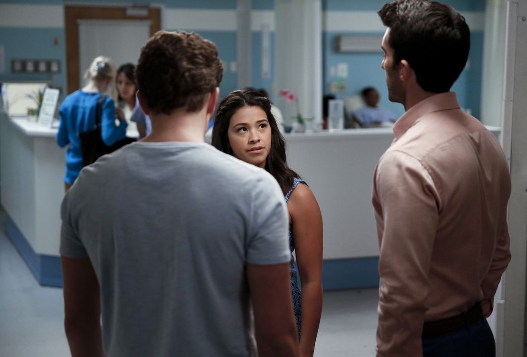 Wer wird das Herz von Jane (Gina Rodriguez, M.) für sich gewinnen? Michael (Brett Dier, l.) oder Rafael (Justin Baldoni, r.)? - Bildquelle: 2014 The CW Network, LLC. All rights reserved.