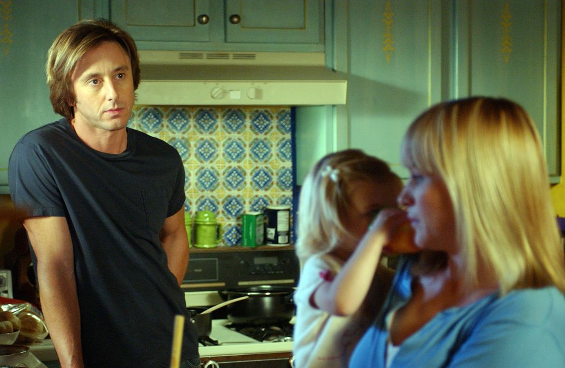 Joe (Jake Weber, l.) macht sich Sorgen um seine Frau Allison (Patricia Arquette, r.), da diese momentan nachts arbeitet, um einen Serienmörder stel... - Bildquelle: Paramount Network Television