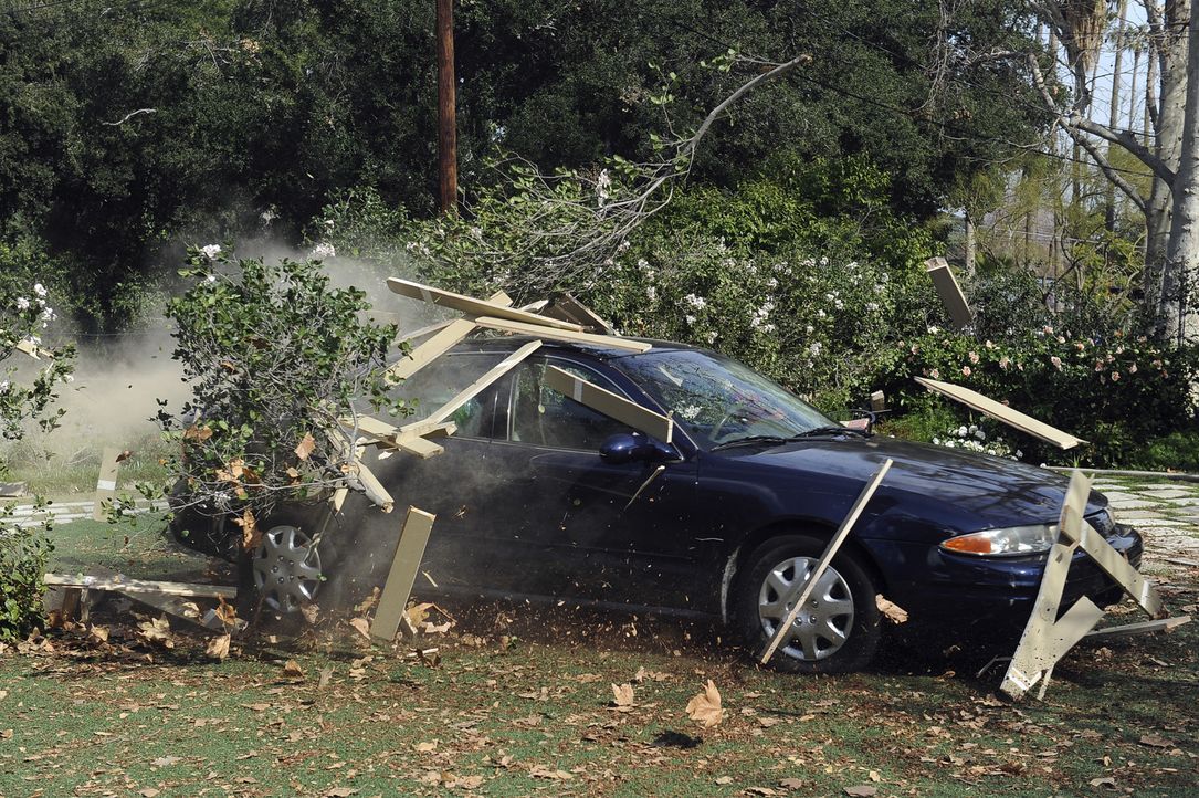 Vor lauter telefonieren während des Autofahren, baut Jules einen Unfall ... - Bildquelle: 2009 ABC INC.