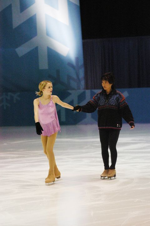 Eines Tages erhält Eiskunstläuferin Katelin (Jordan Hinson, l.) die einmalige Chance, die Privatakademie einer berühmten russischen Trainerin zu... - Bildquelle: The Disney Channel