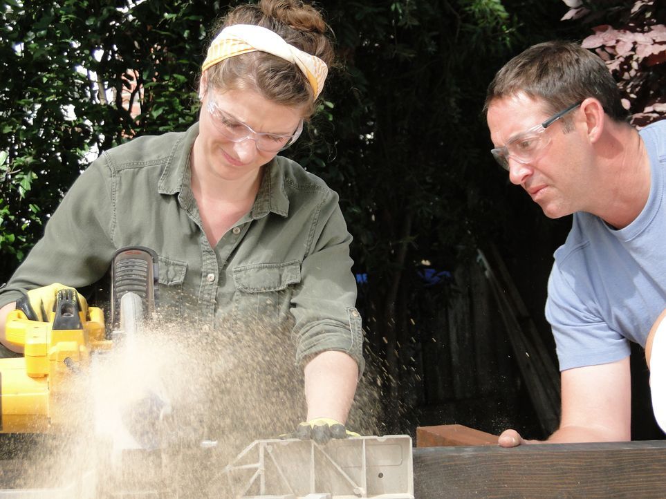 Ist hellauf begeistert, dass Profihandwerker Josh (r.) ihrem Gästehaus ein Makeover verpasst: Theresa (l.) ... - Bildquelle: 2013,DIY Network/Scripps Networks, LLC. All Rights Reserved