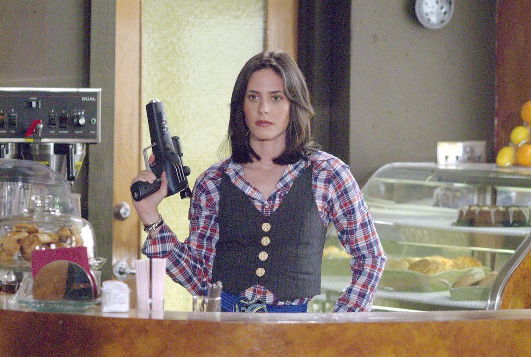 Shane (Katherine Moennig) hat eine Mission - doch wird die Waffe die sexuelle Vorliebe der Zielperson wirklich identifizieren können? - Bildquelle: Metro-Goldwyn-Mayer Studios Inc. All Rights Reserved.
