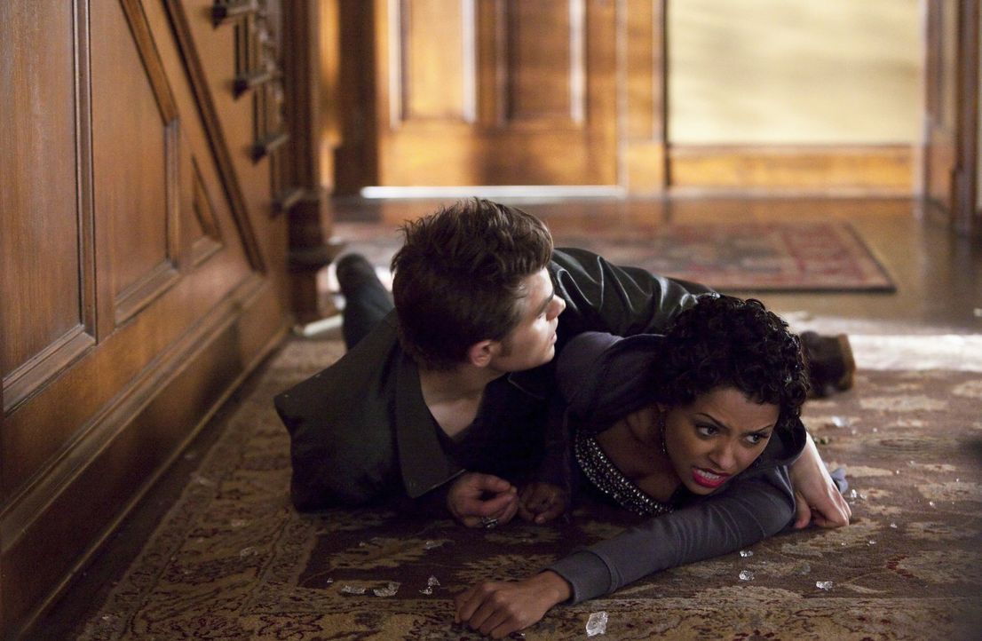 In letzter Sekunde kann Stefan (Paul Wesley, l.) Bonnie (Kat Graham, r.) vor Klaus' Angriff schützen ... - Bildquelle: Warner Brothers