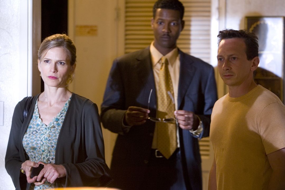 Zunächst deutet für Brenda (Kyra Sedgwick, l.) und Gabriel (Corey Reynold, M.) alles darauf hin, dass Sexualstraftäter Wayne Mathers (Michael D. Wea... - Bildquelle: Warner Brothers