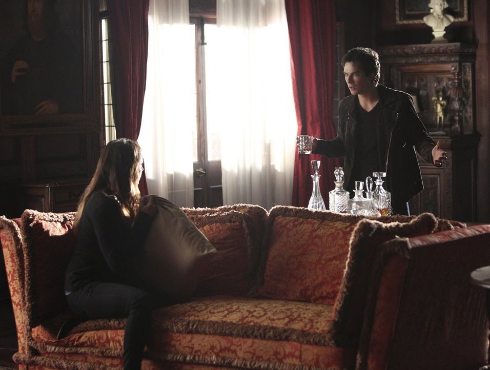 Begeben sich gemeinsam ins Ungewisse, um Bonnie zu retten: Elena (Nina Dobrev, l.) und Damon (Ian Somerhalder, r.) ... - Bildquelle: Warner Bros. Entertainment, Inc
