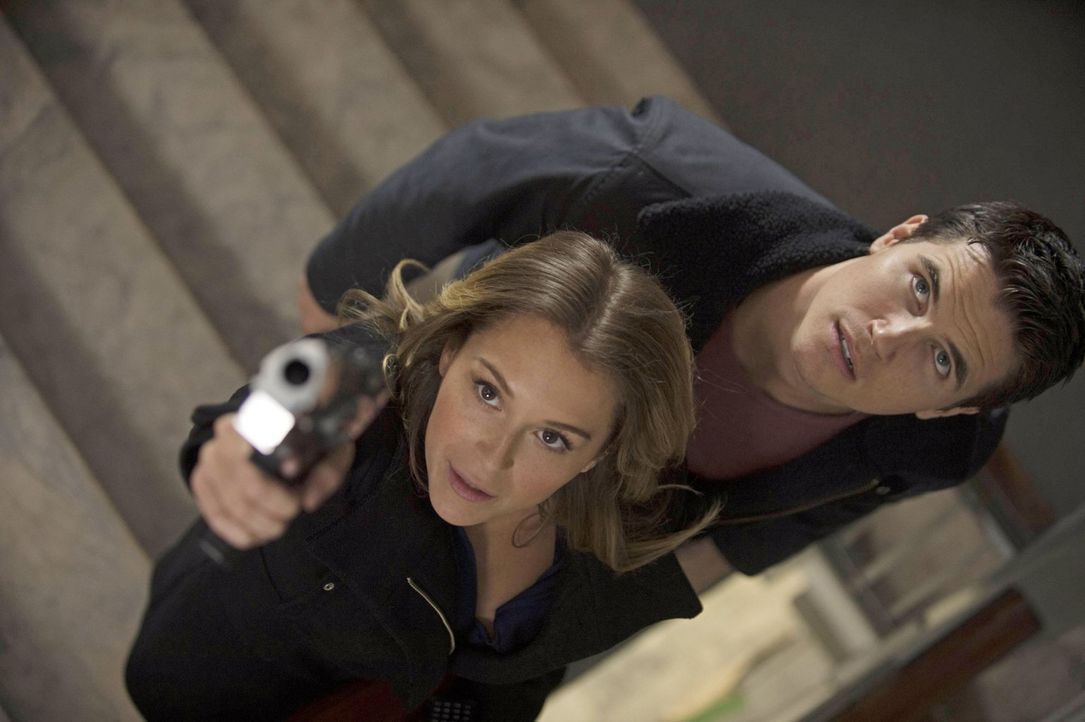 Hillary (Alexa Vega, l.) vertraut Stephen (Robbie Amell, r.) nicht und ein kleiner Fehltritt könnte ihn schließlich den Kopf kosten. Oder ist Hillar... - Bildquelle: Warner Bros. Entertainment, Inc