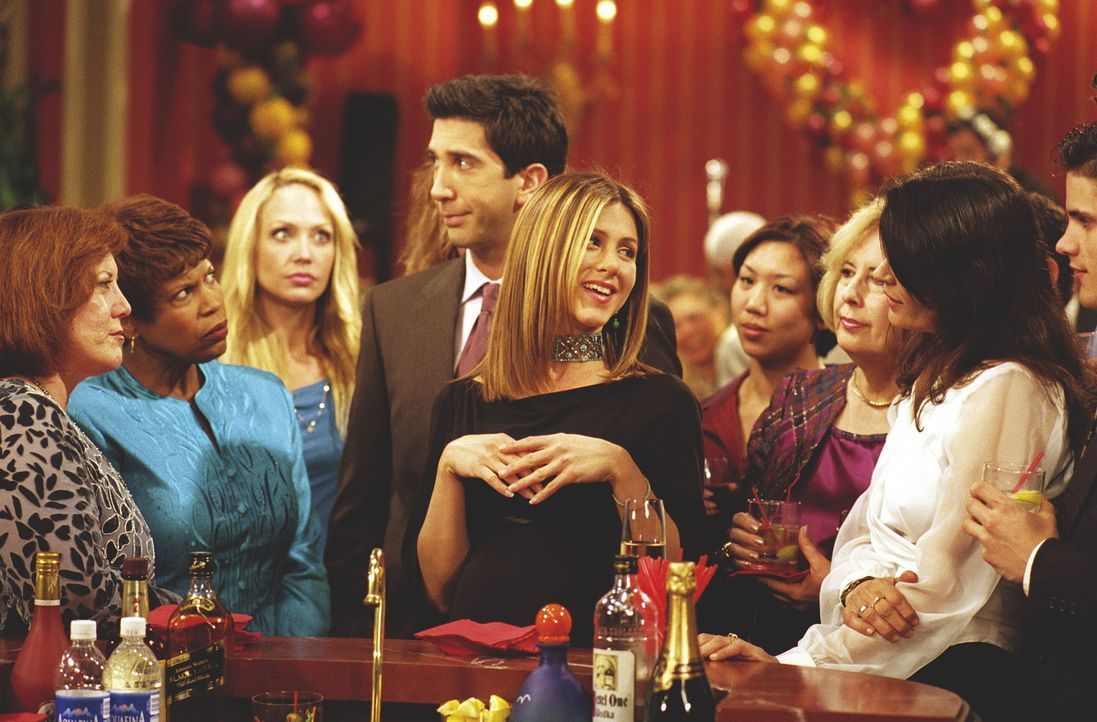 Rachel (Jennifer Aniston, M.) unterhält die anderen Partygäste. - Bildquelle: TM+  WARNER BROS.