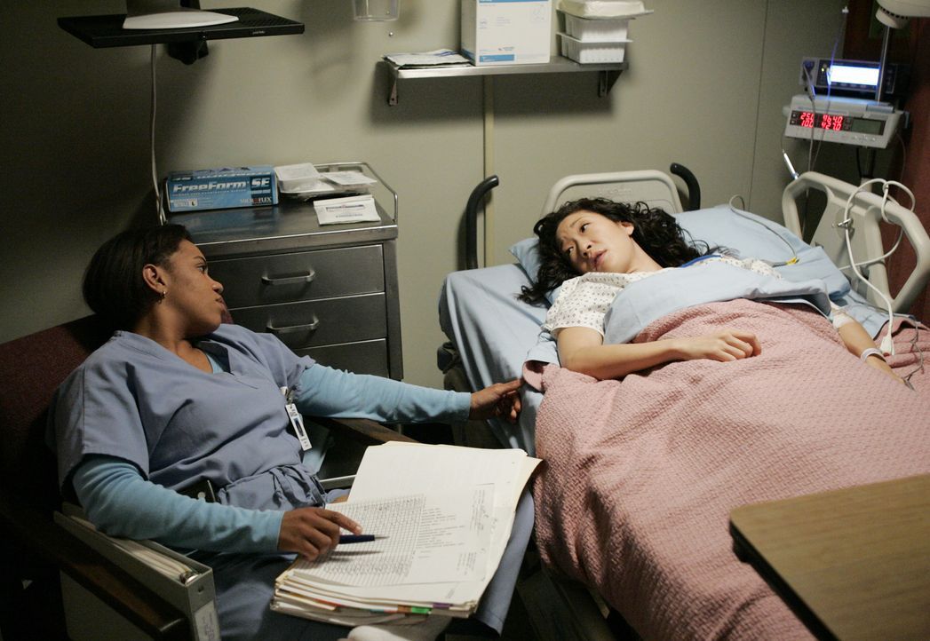 Bailey (Chandra Wilson, l.) erweist sich nach Cristinas (Sandra Oh, r.) Zusammenbruch überaus menschlich ... - Bildquelle: Touchstone Television