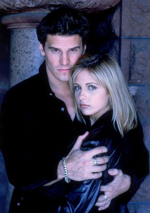 (2.Staffel) - Hat ihre Liebe eine Chance? Buffy (Sarah Michelle Gellar, r.) und Angel (David Boreanaz, l.) - Bildquelle: (1998) Twentieth Century Fox Film Corporation.
