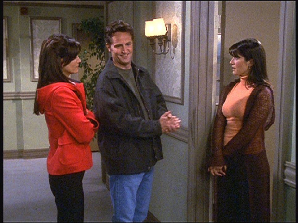 Monica (Courteney Cox, l.) sorgt dafür, dass Chandler (Matthew Perry, M.) sich bei seiner Ex-Freundin dafür entschuldigt, dass er sie früher verl... - Bildquelle: TM+  2000 WARNER BROS.