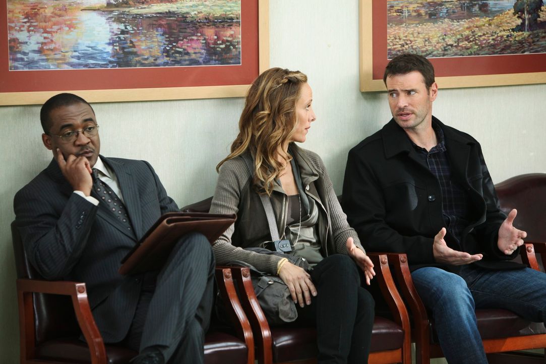 Teddy (Kim Raver, M.) ist fest entschlossen, Henry (Scott Foley, r.), den krebskranken Patienten, zu heiraten. Sie bittet Owen, ihr Trauzeuge zu sei... - Bildquelle: ABC Studios