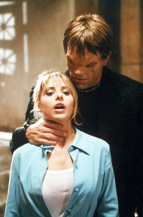 Der Diener des Vampir-Meisters, Luke (Brian Thompson, l.), hat Buffy (Sarah Michelle Gellar, r.) in seiner Gewalt ... - Bildquelle: (1997) Twentieth Century Fox Film Corporation.