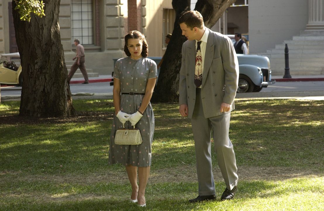 Blick ins Jahr 1953: Elliot (Josh Randall, r.) unternimmt erste Annäherungsversuche bei Reina Kraus (Iva Hasperger, l.) ... - Bildquelle: Warner Bros. Television