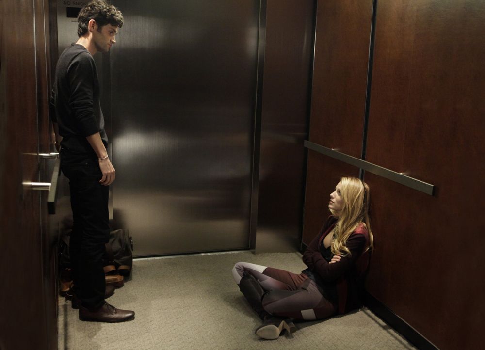 Serena und Dan im Aufzug - Bildquelle: Warner Bros. Television