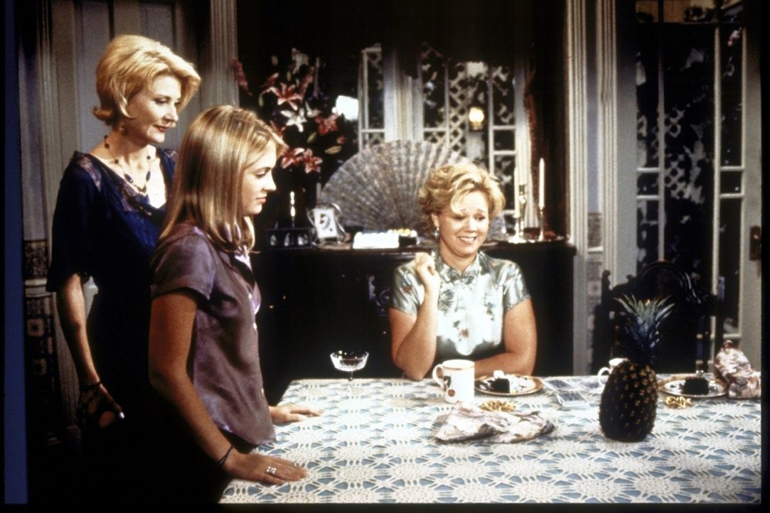 Sabrina (Melissa Joan Hart, M.) gelingt es nach einer ersten Einführung durch ihre Tanten Hilda (Caroline Rhea, r.) und Zelda (Beth Broderick, l.),... - Bildquelle: Paramount Pictures