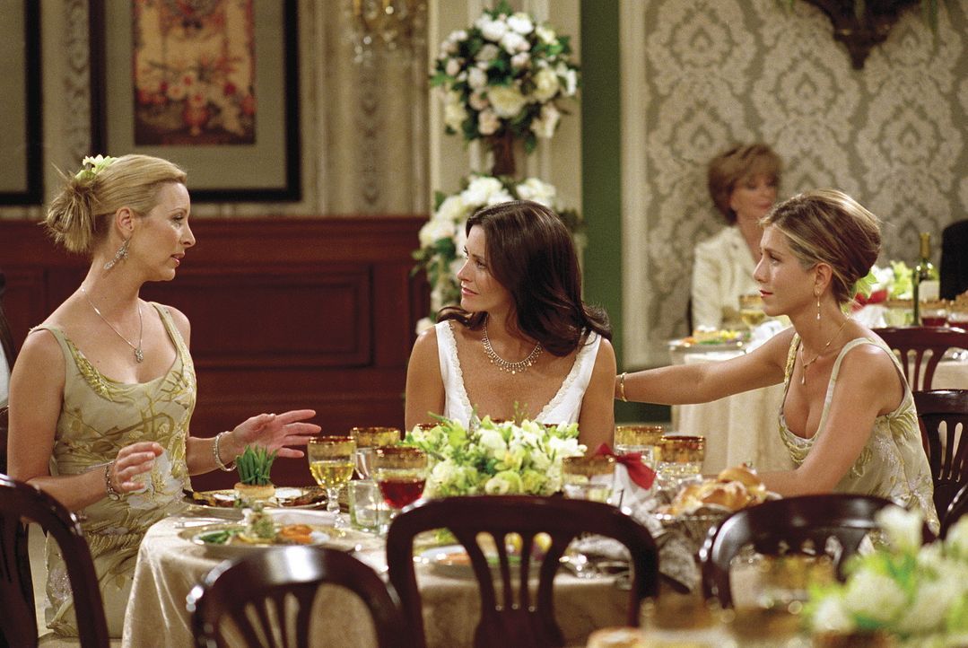 Phoebe (Lisa Kudrow, l.) beichtet Monica (Courteney Cox, M.), dass sie den ersten Schwangerschaftstest manipuliert hat, um Rachel (Jennifer Aniston,... - Bildquelle: TM+  WARNER BROS.