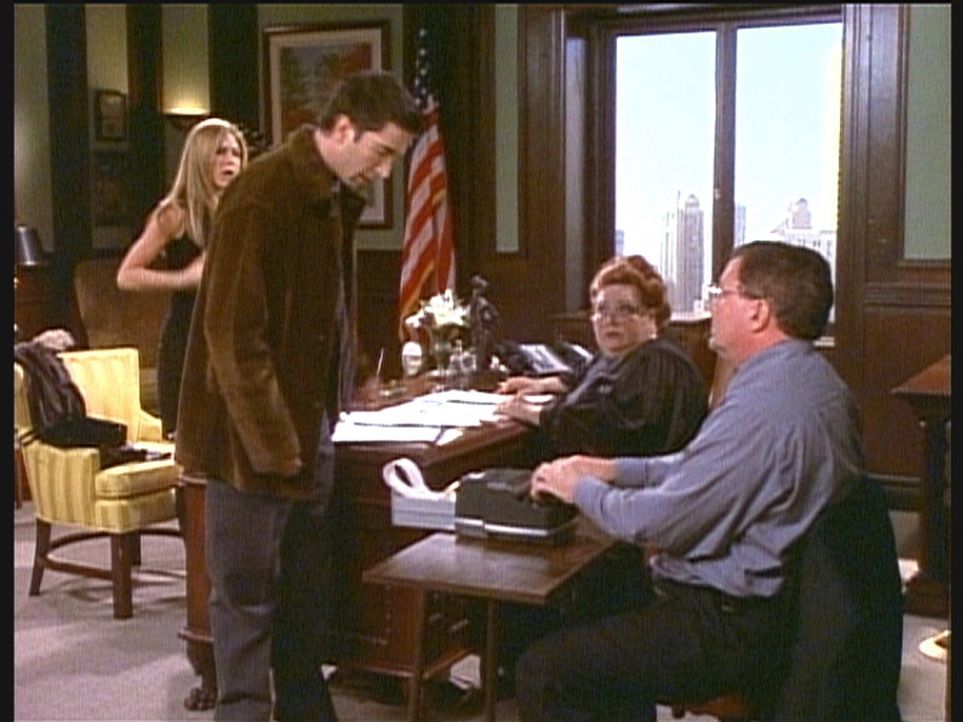 Ross (David Schwimmer, 2.v.l.) und Rachel (Jennifer Aniston, l.) bemühen sich um die Annullierung ihrer Ehe. - Bildquelle: TM+  2000 WARNER BROS.