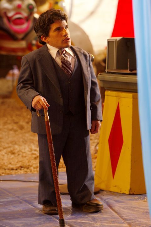 Rückblende: Biggie Jones (Mark Povinelli) hält nicht viel von Neuerungen im Zirkus - er hält an Traditionen fest ... - Bildquelle: Warner Bros. Television