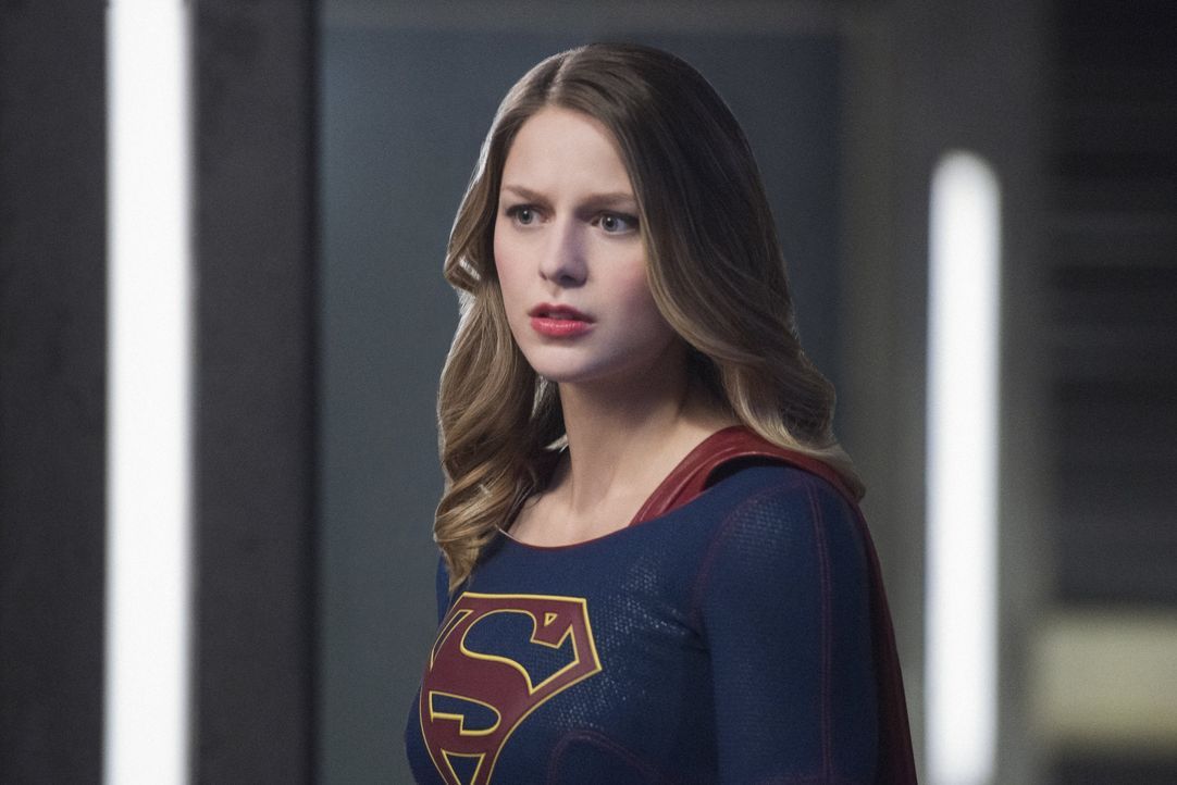 Supergirl Kara (Melissa Benoist) steckt im Zwiespalt. Entweder sie lässt einen gefährlichen Kriminellen frei oder ihre Freundin Alex wird sterben ..... - Bildquelle: 2016 Warner Brothers