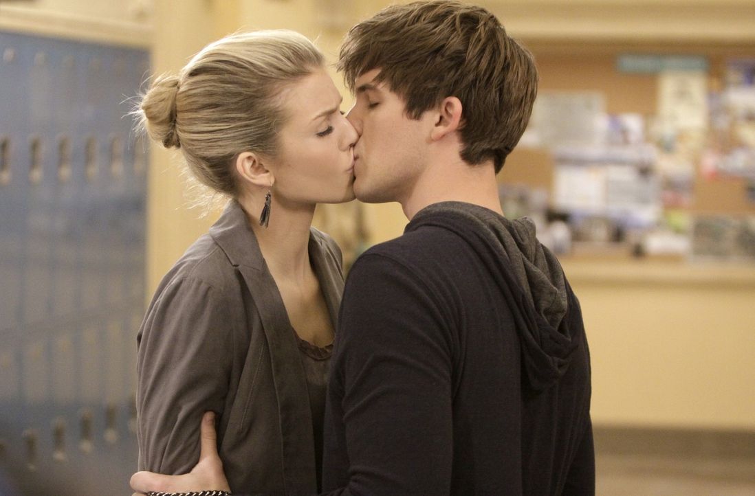Wird Liam (matt Lanter, r.) Naomi (AnnaLynne McCord, l.) immernoch lieben, wenn er erfährt, zu was sie fähig ist? - Bildquelle: TM &   CBS Studios Inc. All Rights Reserved