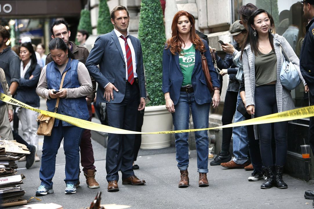 Müssen einen neuen Mordfall lösen: das Ex-Ehepaar Laura (Debra Messing, M.r.) und Jake (Josh Lucas, M.l.) ... - Bildquelle: Warner Bros. Entertainment, Inc.