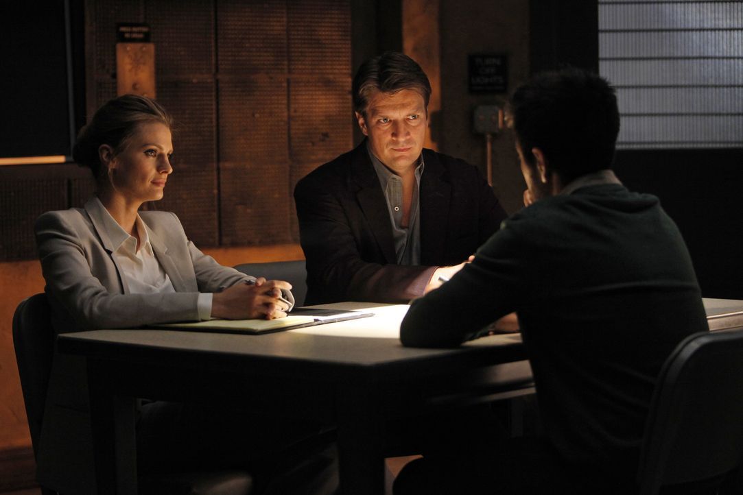 Der des Mordes verdächtigte Simon Doyle (Joshua Gomez, r.) tischt Kate (Stana Katic, l.) und Castle (Nathan Fillion, M.) eine Geschichte auf, die si... - Bildquelle: ABC Studios