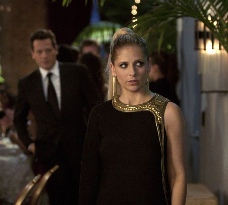 Der FBI-Agent Victor Machado schnüffelt hinter Bridget Kelly (Sarah Michelle Gellar, r.) her. Hat er inzwischen durchschaut, dass sie sich nur für... - Bildquelle: 2011 THE CW NETWORK, LLC. ALL RIGHTS RESERVED