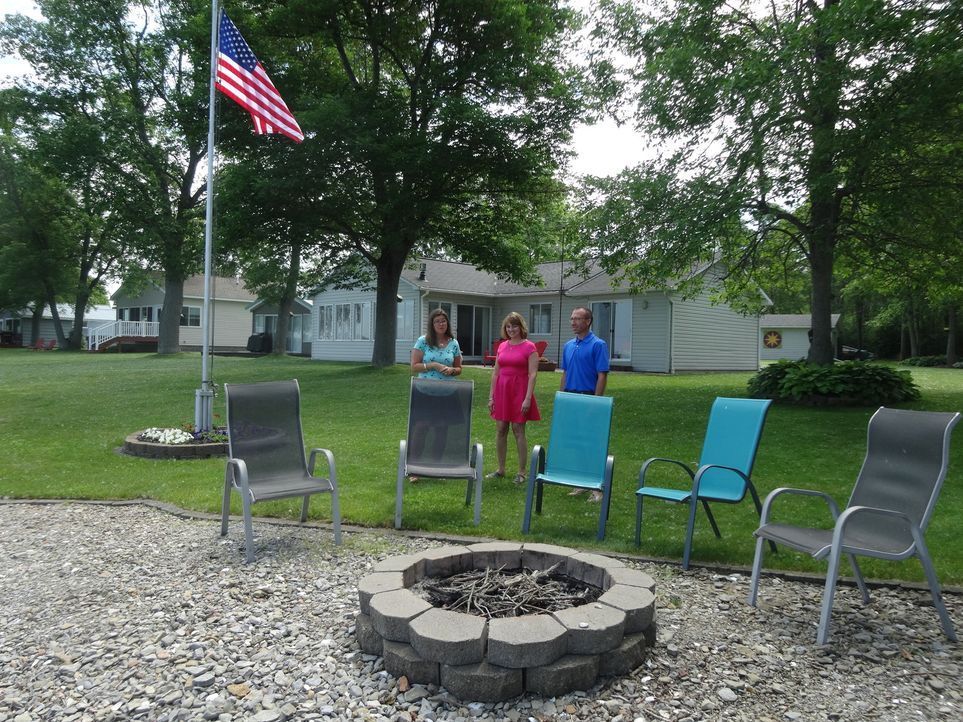Immobilienmaklerin Amanda Miller (l.) hat noch ein weiteres Haus in petto: Sandy Station. Der Garten zum Spielen und die Feuerstelle könnte auch den... - Bildquelle: 2015,HGTV/Scripps Networks, LLC. All Rights Reserved