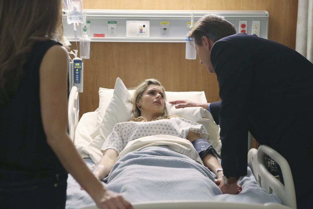 Taylor (Brianna Brown, M.) liegt schwer verletzt im Krankenhaus. Sie hat durch die Schusswunde ihr Baby verloren und bittet Michael (Brett Cullen, r... - Bildquelle: ABC Studios