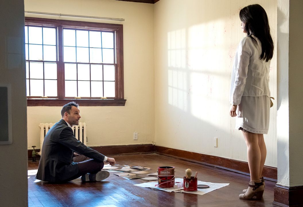 Holmes (Jonny Lee Miller, l.) begibt sich in die Wohnung eines Mordopfers, um den Tatort auf sich wirken zu lassen. Watson (Lucy Liu, r.) unterstütz... - Bildquelle: CBS Television