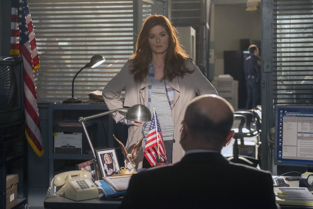 Die Ermittlungen in einem Kriminalfall führen Laura (Debra Messing, l.) zu ihrem Chef Dan Hauser (Enrico Colantoni, r.). Doch hat er wirklich etwas... - Bildquelle: Warner Bros. Entertainment, Inc.