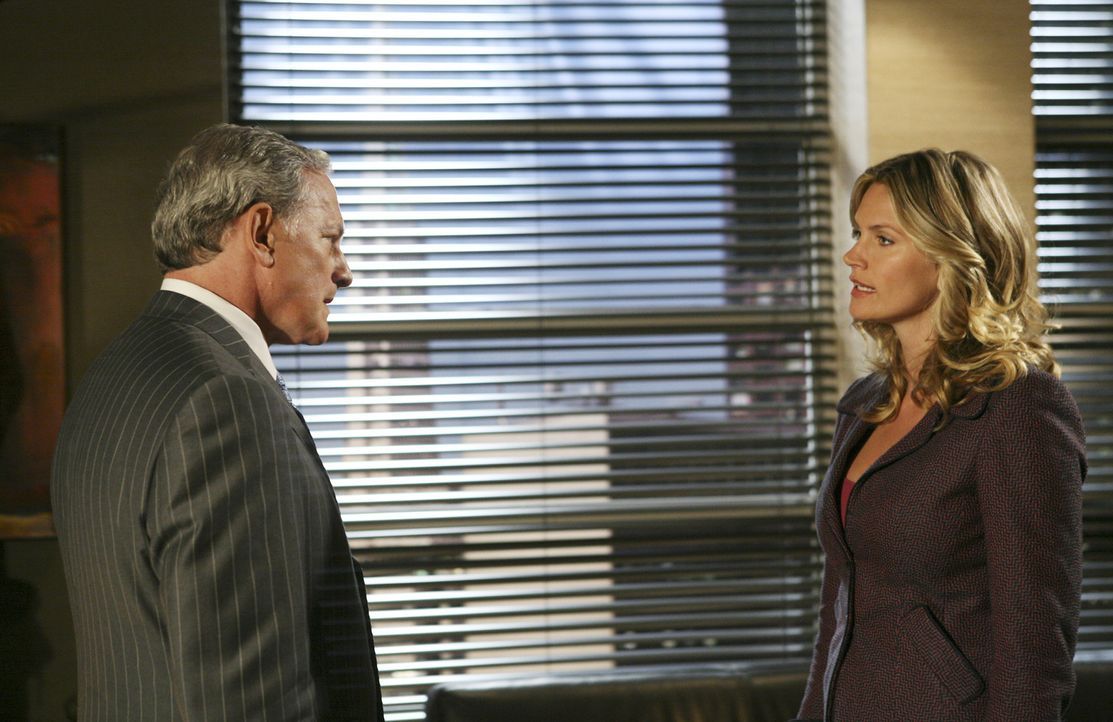 Ihre Liebe zu Eli ist noch immer so groß, dass Taylor (Natasha Henstridge, r.) ihren Vater (Victor Garber, l.) ersucht, den Anwalt nicht zu entlasse... - Bildquelle: Disney - ABC International Television