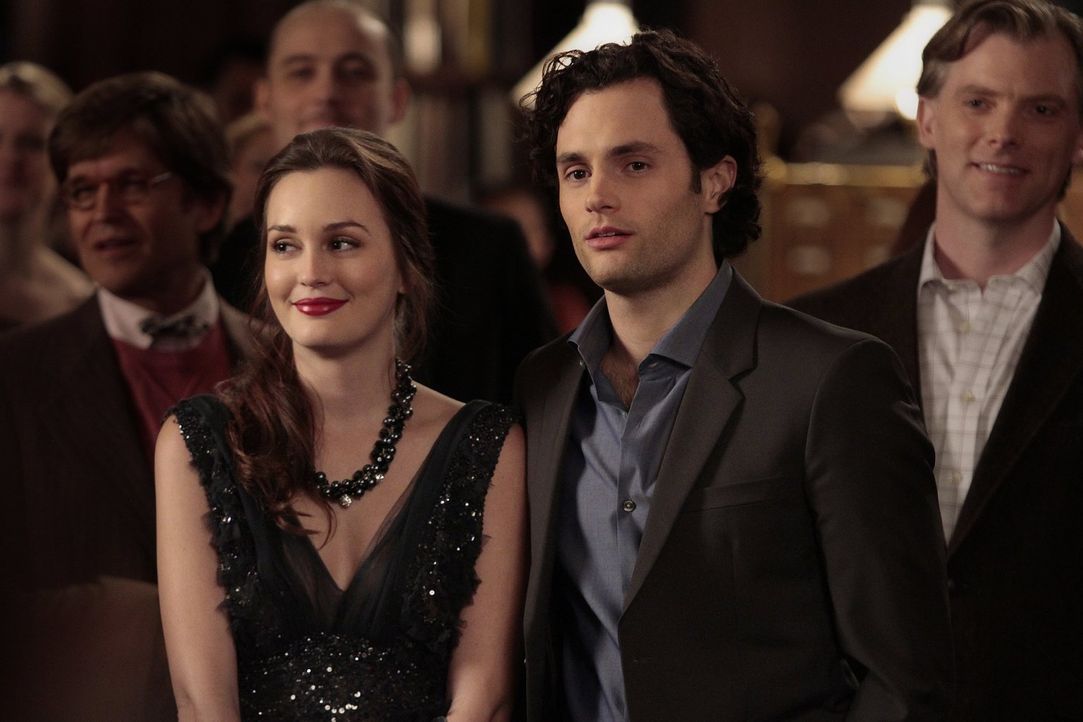 Blair (Leighton Meester, vorne l.) hat damit zu kämpfen, dass Dan (Penn Badgley, 2.v.r.) von einer Trend-Zeitschrift als niveauvoller, intellektuell... - Bildquelle: Warner Bros. Television