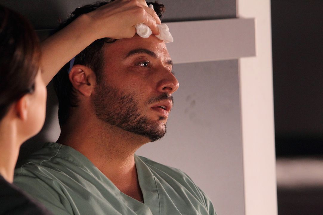 Was ist nur mit Victor Reis (Salvatore Antonio) los? Hat er sich bei einem Patienten angesteckt? - Bildquelle: 2012  Hope Zee One Inc.