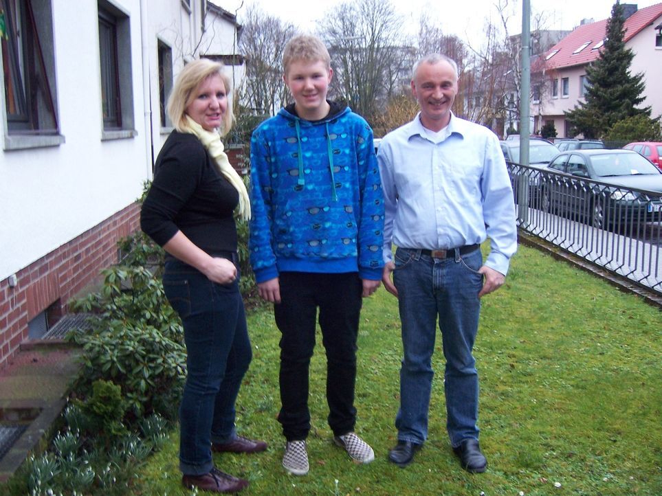 Starten ein neues Leben in Dänemark: Peter (r.), Elke (l.) und Sven Rudolff (M.) ... - Bildquelle: kabel eins