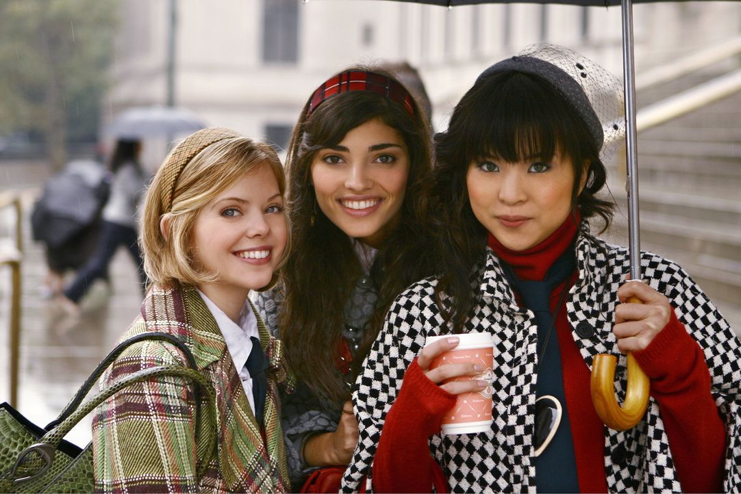 Penelope (Amanda Setton, M.), Harper (Dreama Walker, l.) und Kati (Nan Zhang, r.) sind fasziniert von dem neuesten Gerücht, das derzeit die Runde m... - Bildquelle: Warner Brothers