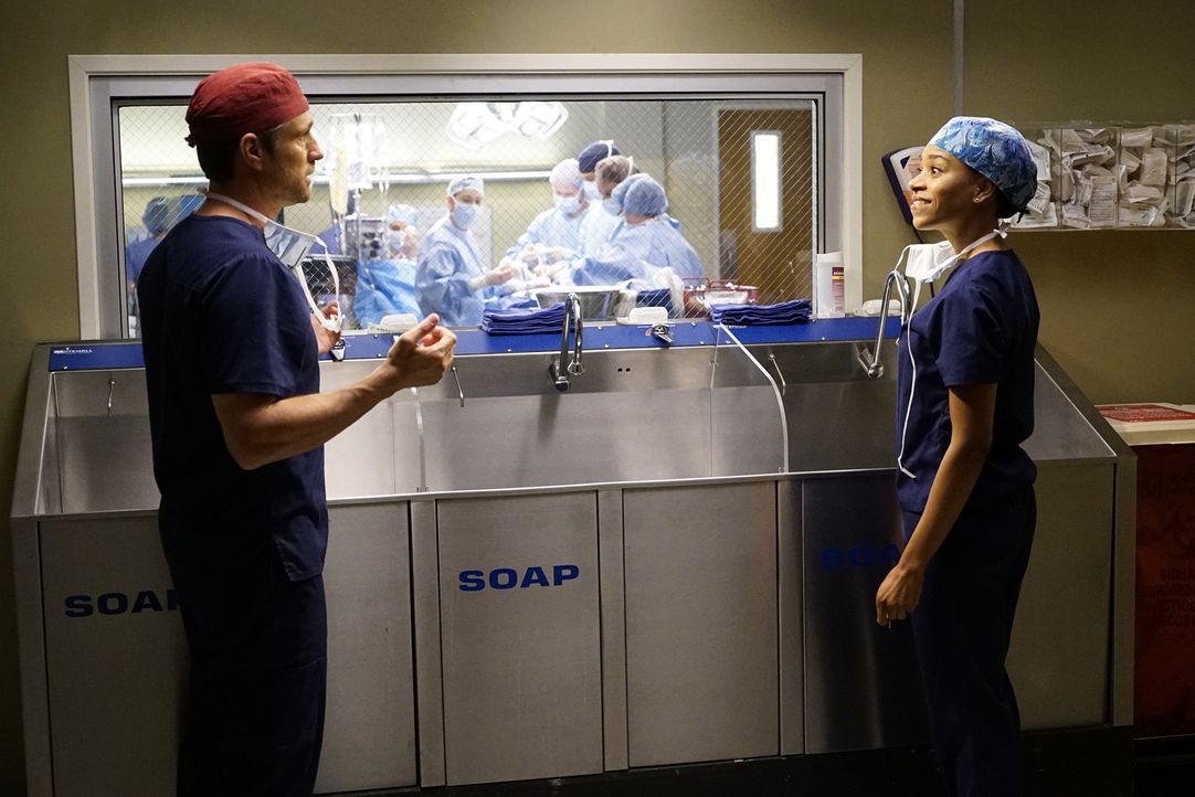 Bereiten sich auf eine Operation vor: Nathan (Martin Henderson, l.) und Maggie (Kelly McCreary, r.). Währenddessen muss Alex eine private Niederlage... - Bildquelle: Kelsey McNeal ABC Studios