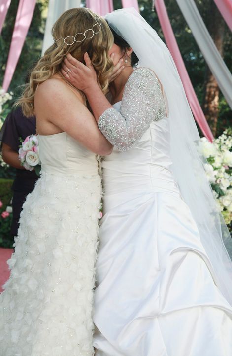 Am Tag der Hochzeit von Callie (Sara Ramirez, r.) und Arizona (Jessica Capshaw, l.) merken die beiden, dass das Ereignis nicht ganz so verläuft, wi... - Bildquelle: ABC Studios