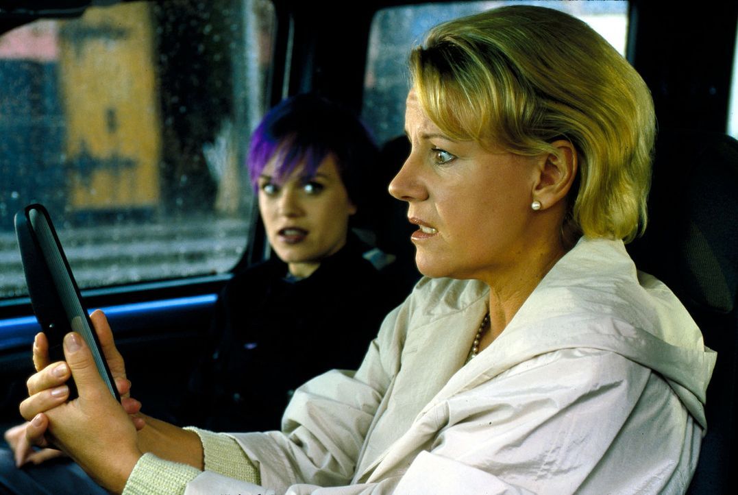 Auf dem Weg zu einer Sorgerechtsverhandlung wird das Auto von Susanne Erhart (Mariele Millowitsch, r.) und ihrer Tochter Isabelle (Friederike Kempte... - Bildquelle: Sat.1