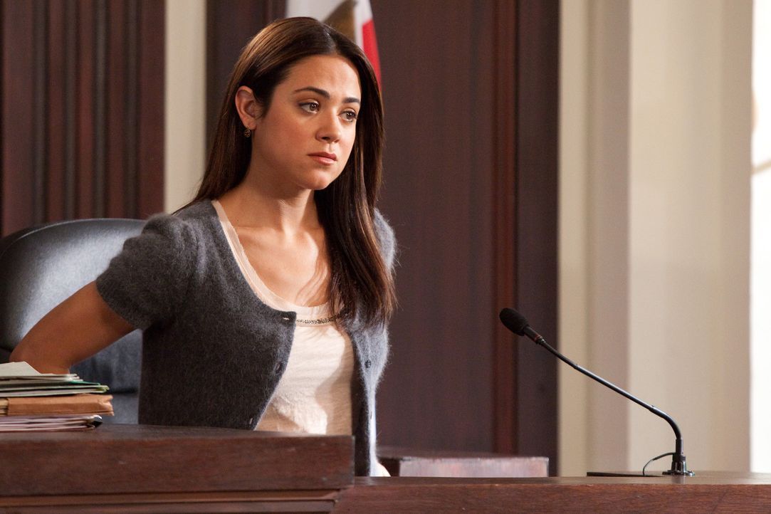 Verklagt A.J. Fowler, den Produzenten einer TV-Datingshow: Wendy (Camille Guaty) ... - Bildquelle: 2009 Sony Pictures Television Inc. All Rights Reserved.
