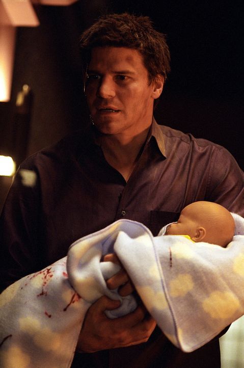Angel (David Boreanaz) konnte seinen Sohn Connor in letzter Sekunde aus einem brennenden Zimmer retten ... - Bildquelle: 20th Century Fox. All Rights Reserved.