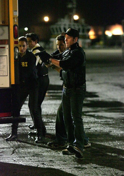 Liz Warner (Aya Sumika, l.), Don (Rob Morrow, r.) und Colby (Dylan Bruno, 2.v.r.) auf dem Weg, die Terroristen zu stoppen ... - Bildquelle: Paramount Network Television