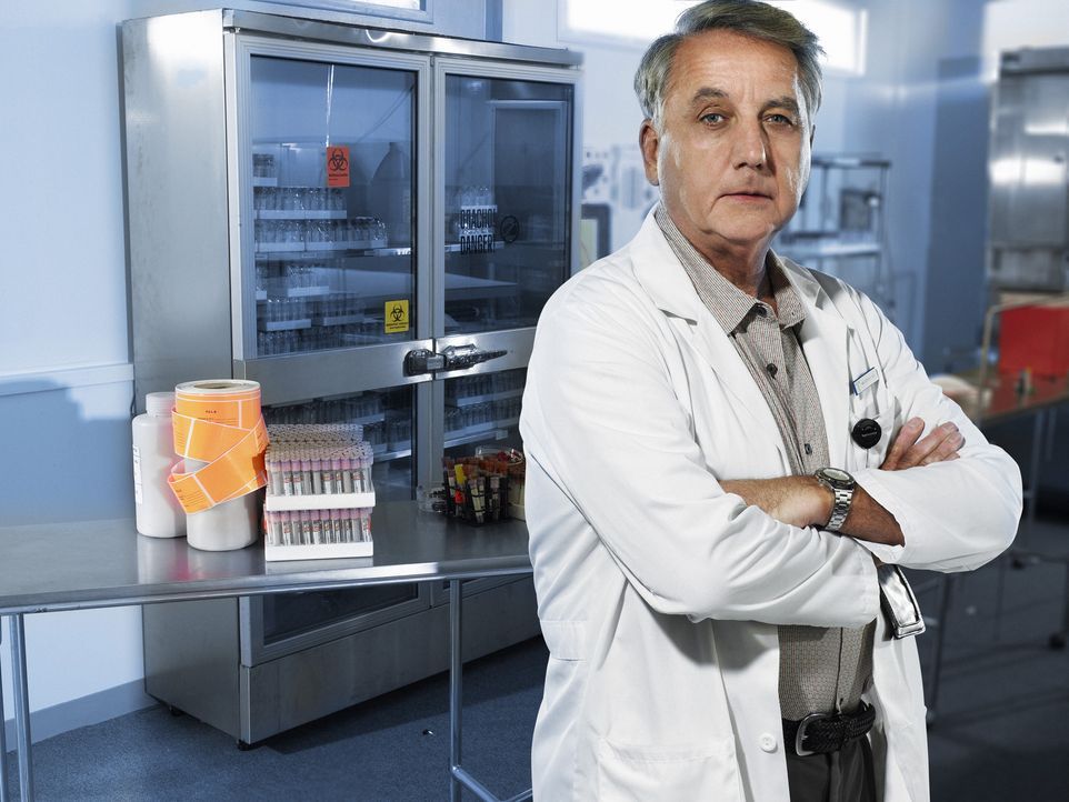 Sucht den Patienten Null, der als einziger, das Virus stoppen kann: Dr. Sokorsky (Bob Gunton) ... - Bildquelle: 2006 RHI Entertainment Distribution, LLC