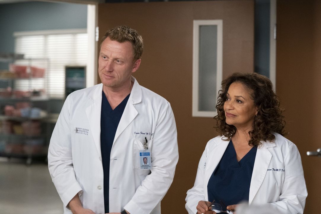 Dr. Owen Hunt (Kevin McKidd, l.); Dr. Catherine Avery (Debbie Allen, r.) - Bildquelle: Mitch Haaseth ABC Studios / Mitch Haaseth