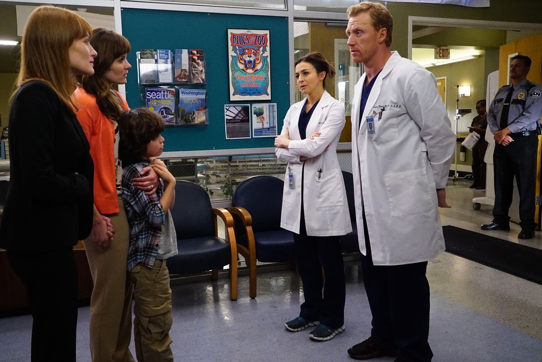 Danielle (Ellen Wroe, 2.v.l.), Peter (Zackary Arthur, 3.v.l.) und Patricia (Brea Bee, l.) sind besorgt um Brandon, der mit einer Schussverletzung ei... - Bildquelle: Richard Cartwright ABC Studios